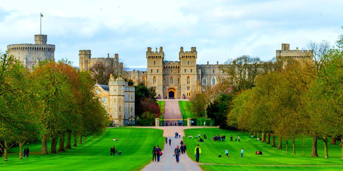 El impactante Castillo de Windsor, el más representativo de la Familia Real Británica y favorito de la Reina Isabél II CRUCEROS FLUVIALES INGLATERRA CRUCEROS BARCAZA LONDRES ENGLAND BARGE CRUISES ENGLAND CRUISES THAMES CRUISES CRUCEROS LONDRES RIO TAMESIS THAMES CRUISES OXFORD WINDSOR CRUISES LONDON CRUISES MUERTE REINA ISABEL II SUCESION REINO UNIDO NUEVO REY INGLATERRA